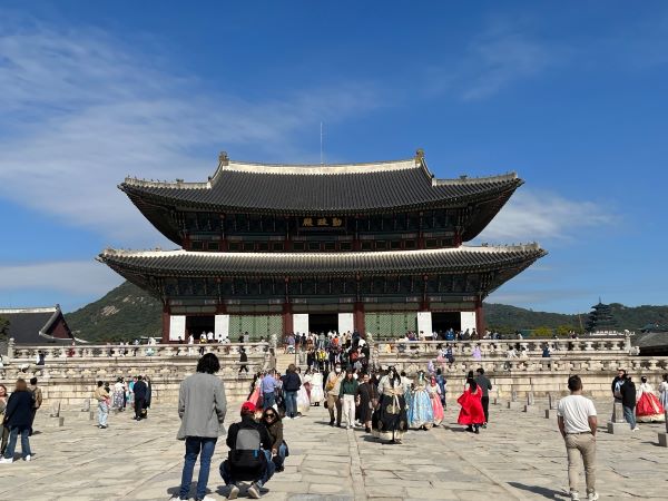 경복궁을 생각하면 가장 먼저 떠오르는 근정전의 모습. 많은 관람객들이 해설을 듣거나 사진을 촬영하는 등 경복궁을 즐기고 있다.