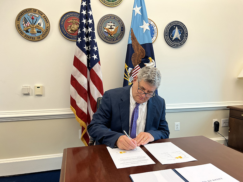 윌리엄 라플랑 미국 국방부 획득운영유지차관이 미국 워싱턴 집무실에서 한미 공급안보약정서(SOSA)에 서명하고 있다. (사진=방위사업청)