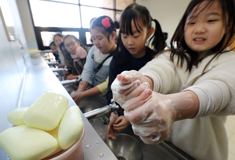 경기도 수원시 팔달구 매여울초등학교에서 학생들이 식사 전 손을 씻고 있다. (ⓒ뉴스1, 무단 전재-재배포 금지)