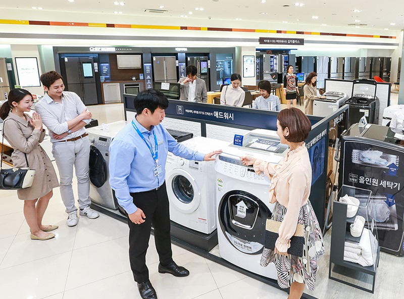 서울 강남구 삼성디지털프라자 강남본점을 찾은 고객들이 제품을 살펴보고 있는 모습.(사진=삼성전자)