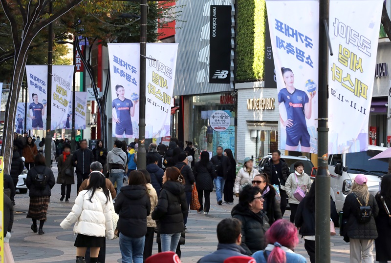 국내 최대 규모의 쇼핑 행사인 2023 코리아세일페스타가 이달 30일까지 총 20일간 진행되는 가운데 12일 서울 명동 거리가 시민과 관광객들로 북적이고 있다.(사진=저작권자(c) 연합뉴스, 무단 전재-재배포 금지)