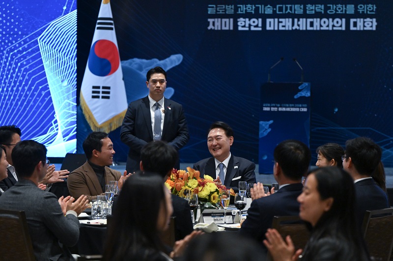 아시아태평양경제협력체(APEC) 정상회의 참석을 위해 미국을 방문 중인 윤석열 대통령이 15일(현지시간) 샌프란시스코의 한 호텔에서 열린 재미 한인 미래세대와의 대화에서 활짝 웃고 있다.(사진=저작권자(c) 연합뉴스, 무단 전재-재배포 금지)