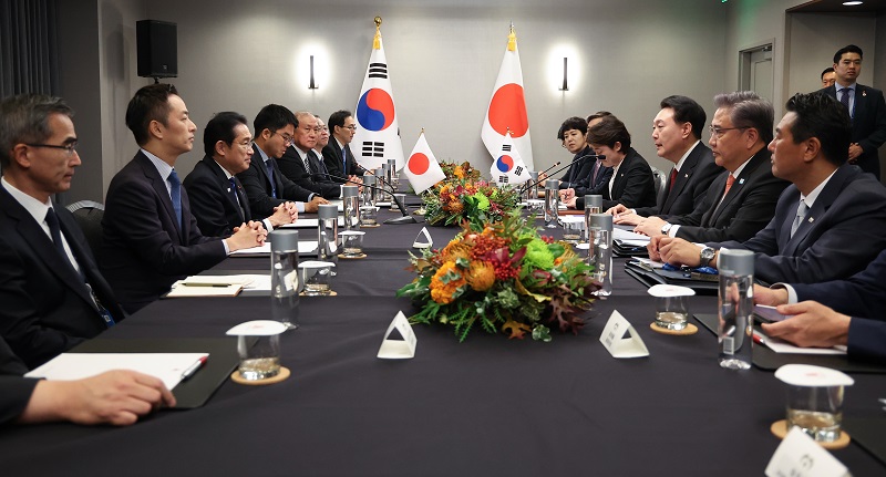 아시아태평양경제협력체(APEC) 정상회의 참석차 미국을 방문한 윤석열 대통령이 16일(현지시간) 샌프란시스코 한 호텔에서 기시다 후미오 일본 총리와 정상회담을 하고 있다.(사진=저작권자(c) 연합뉴스, 무단 전재-재배포 금지)