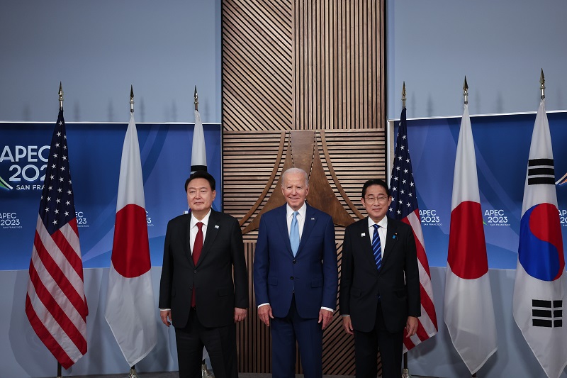 아시아태평양경제협력체(APEC) 정상회의 참석차 미국을 방문 중인 윤석열 대통령이 16일(현지시간) 미국 샌프란시스코 모스코니센터에서 열린 한미일 정상 회동에서 조 바이든 미국 대통령, 기시다 후미오 일본 총리와 기념촬영을 하고 있다.(사진=대통령실)