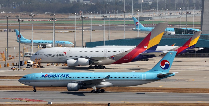 인천국제공항 전망대에서 바라본 계류장에 대한항공과 아시아나항공기가 주기하고 있다.(ⓒ뉴스1, 무단 전재-재배포 금지)