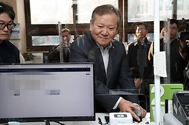 이상민 행안부 장관, 지방행정전산서비스 장애복구 현장 점검