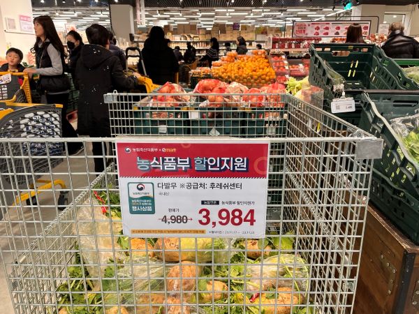 김장철에 더불어 마트 자체 할인행사까지 더해져 많은 사람들이 매장을 찾아 생필품을 구입했다.