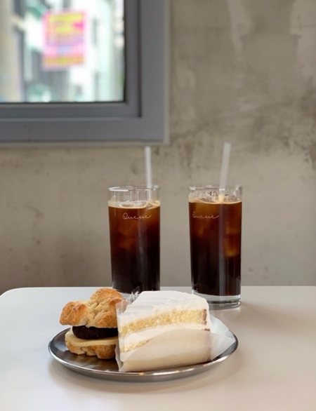 매일 아침마다 마시는 커피인데도 여행지에서 바다를 보며 즐기는 커피는 더 특별하게 느껴졌다.