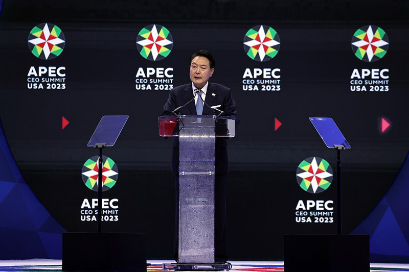 아시아태평양경제협력체(APEC) 정상회의 참석차 미국을 방문한 윤석열 대통령이 15일(현지시간) 샌프란시스코 모스코니 센터에서 열린 APEC CEO 서밋에서 기조연설을 하고 있다.(사진=저작권자(c) 연합뉴스, 무단 전재-재배포 금지)