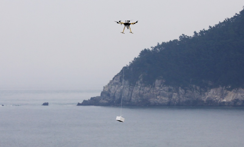 부산 영도구 한국해양대학교에서 해양드론기술 관계자들이 드론을 이용해 해상에 있는 선박으로 물품을 배송하고 있다.ⓒ뉴스1, 무단 전재-재배포 금지