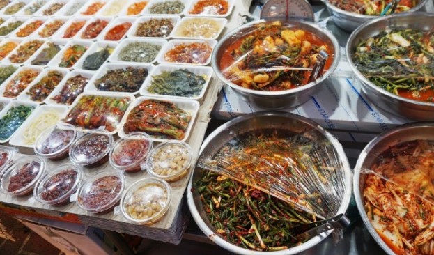 반찬 가게에서 '용기내 챌린지'는 정말 용기가 필요한 일이다.