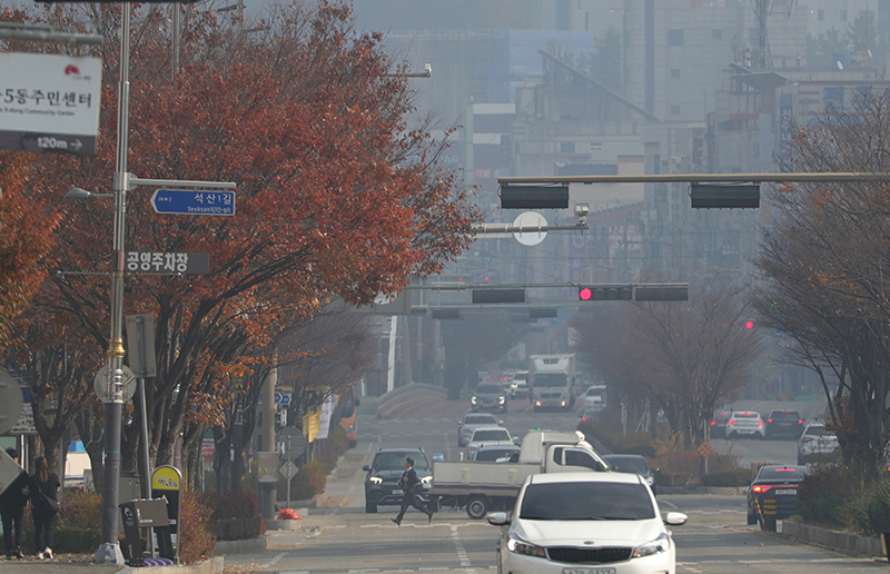 전북지역에 초미세먼지 주의보가 발령된 지난 23일 전북 전주시 효자로 일대가 뿌옇게 보이고 있다. (ⓒ뉴스1, 무단 전재-재배포 금지)