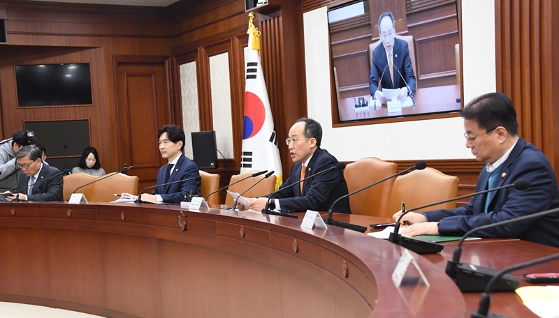 추경호 부총리 겸 기획재정부 장관이 27일 서울 종로구 정부서울청사에서 열린 ‘비상경제장관회의 겸 수출투자대책회의’를 주재, 모두발언을 하고 있다. (사진=기획재정부)