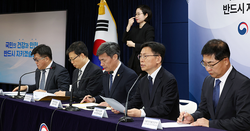 최용석 해양수산부 수산정책실장이 27일 정부서울청사에서 열린 일본 후쿠시마 오염수 방류 관련 일일 브리핑에서 우리 수산물에 대한 안전관리 상황을 설명하고 있다. (ⓒ뉴스1, 무단 전재-재배포 금지)
