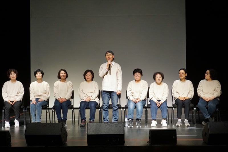 참가자가 관객들의 질문에 답하고 있다.