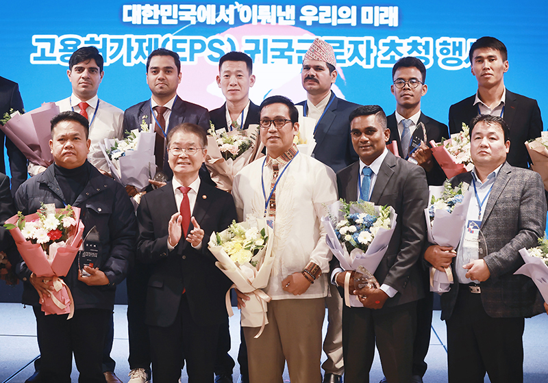 이정식 고용노동부 장관이 지난 22일 오후 서울 중구 노보텔 앰배서더 호텔에서 열린 <고용허가제 귀국근로자 초청 행사>에서 수상자들과 기념촬영을 하고 있다. (사진=저작권자(c) 연합뉴스, 무단 전재-재배포 금지)