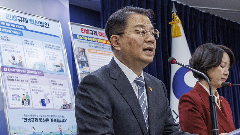 방기선 국무조정실장(왼쪽)이 21일 오전 서울 종로구 정부서울청사에서 민생 규제 혁신방안을 발표하고 있다. (사진=저작권자(c) 연합뉴스, 무단 전재-재배포 금지)