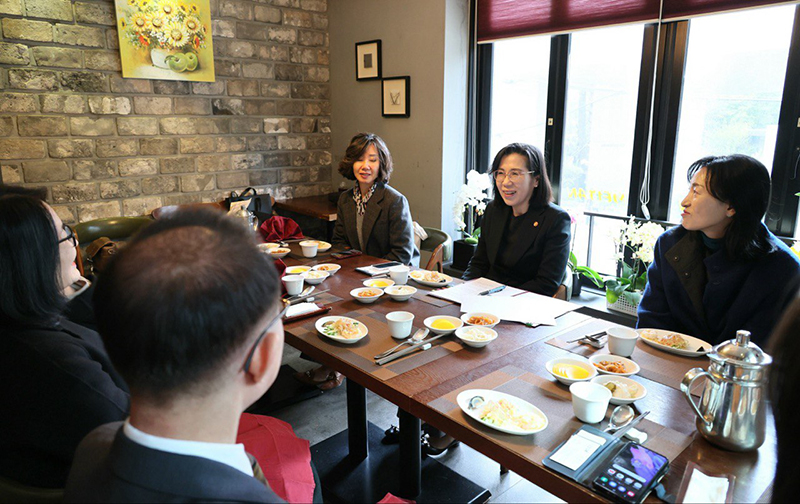 김현숙 여성가족부 장관이 지난달 11일 서울 서초구 인근에서 청소년 한부모들과 위기임신 상담 종사자를 만나 간담회를 갖고 육아, 학업 및 진로 등에 대한 고민과 애로사항을 청취하고 있다. (사진=여성가족부)