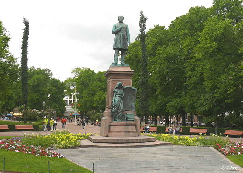 에스플라나디에 세워진 핀란드 민족시인 루네베리의 기념상.