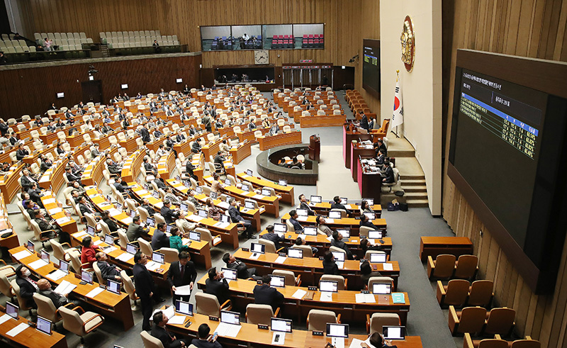 8일 서울 여의도 국회 본회의장에서 열린 제410회 국회 제14차 본회의에서 ‘취업 후 학자금 상환 특별법’ 일부개정법률안, ‘학교폭력예방 및 대책에 관한 법률’ 일부개정법률안, ’시국사건관련 임용제외 교원의 피해회복을 위한 조치에 관한 특별법안’ 등이 의결됐다. (ⓒ뉴스1, 무단 전재-재배포 금지)