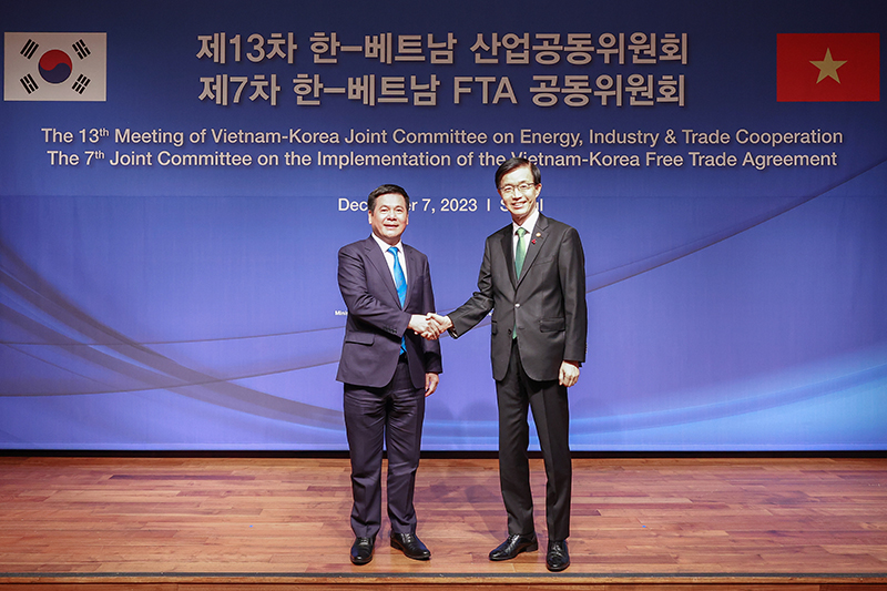 방문규 산업통상자원부 장관(오른쪽)이 제13차 한-베트남 산업 공동위원회 및 제7차 한-베트남 FTA 공동위원회 행사에서 응우옌 홍 디엔 베트남 산업무역부 장관과 기념사진을 찍고 있다. (사진=저작권자(c) 연합뉴스, 무단 전재-재배포 금지)