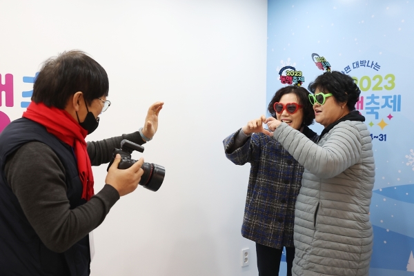 온기 나눔 캠페인의 일환으로 소상공인연합회에서 동행축제 개막식을 찾은 사람들에게 사진촬영을 해주며 따뜻한 재능을 나눴다고 한다.(출처=정책브리핑)