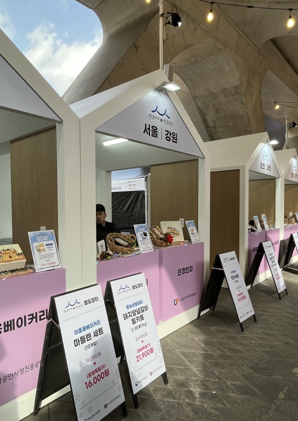전국 팔도 지역별로 인기 있는 백년가게 및 백년소공인의 부스가 마련돼 구경하는 재미가 쏠쏠했다.