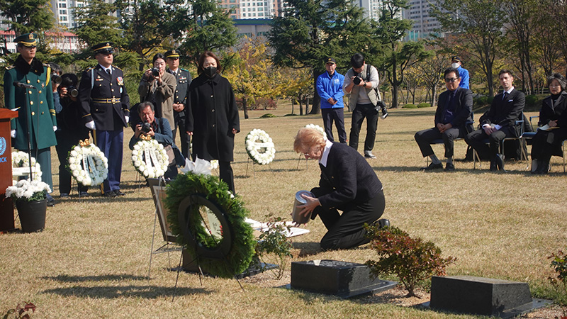 지난달 15일 유엔기념공원에서 열린 레옹 보스케 참전용사 안장식에서 딸 다니엘 보스케가 유해를 안장하고 있다. (사진=재한유엔기념공원관리처)