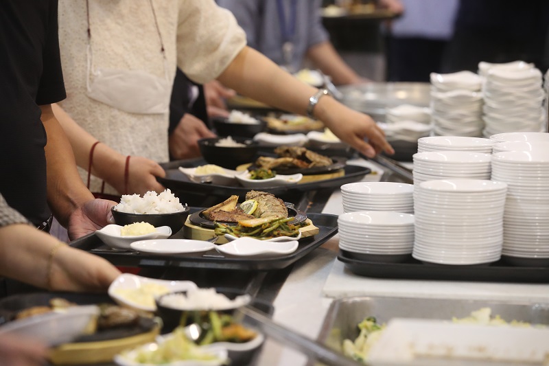 이번 연말정산에서는 식대 비과세 한도가 20만 원으로 상향된다. 식대 서울 종로구 정부서울청사 구내식당에서 직원들이 점심을 먹기 위해 배식받고 있다. 2023. 9. 13.(사진=저작권자(c) 연합뉴스, 무단 전재-재배포 금지)