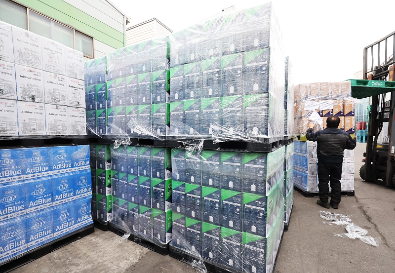 경기도 안산시 단원구에 있는 요소수 제조공장에서 요소수 출하 작업을 하고 있는 모습. 2023. 12. 6.(사진=저작권자(c) 연합뉴스, 무단 전재-재배포 금지)