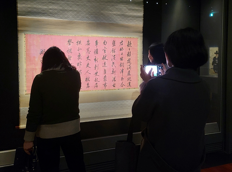 관람객이 전시를 관람하고 있다. 18일까지는 무료다.