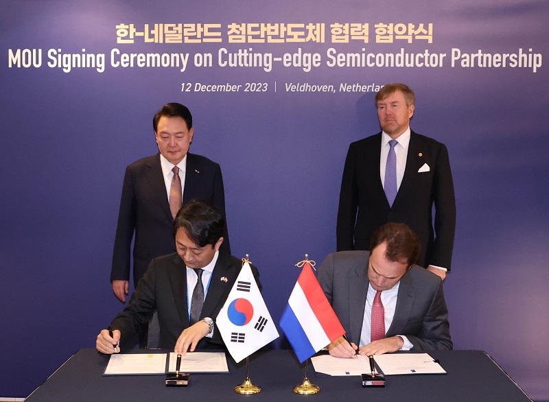 안덕근 산업통상자원부 통상교섭본부장과 제프리 반 리우웬 네덜란드 통상개발협력 장관이 12일(현지시간) 네덜란드 ASML 본사에서 한-네덜란드 첨단반도체 아카데미 설립 양해각서(MOU)를 체결하고 있다.(사진=저작권자(c) 연합뉴스, 무단 전재-재배포 금지)