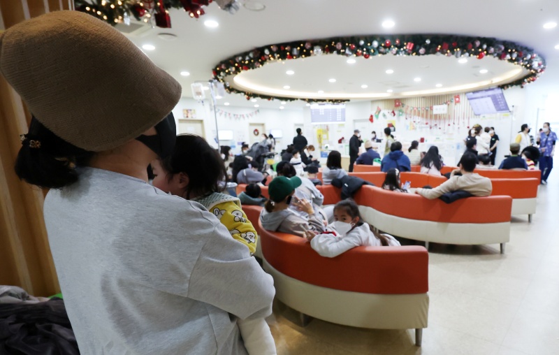 독감·마이코플라스마 폐렴 확산에 서울 시내의 한 소아과가 붐비고 있다.(ⓒ뉴스1, 무단 전재-재배포 금지)