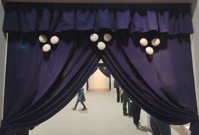 국립중앙박물관 전시장에 있는 휘장. '이 휘장이 여러분을 귀한 공간으로 이끕니다'라고 적혀 있었다.