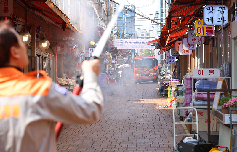 서울 강남구 영동전통시장에서 진행된 전통시장 화재 대응 훈련에서 강남소방서 소속 소방차가 골목길로 진입하고 있다. (사진=저작권자(c) 연합뉴스, 무단 전재-재배포 금지)