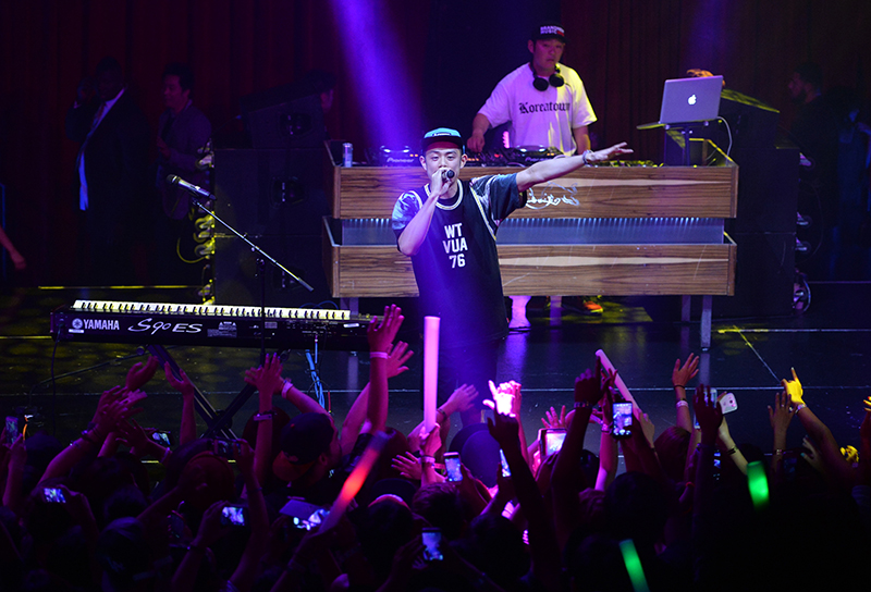 힙합가수인 빈지노가 아시안 뮤직 페스티벌(Asian Music Festival)에서 폭발적인 공연을 펼치고 있다. (ⓒ뉴스1, 무단 전재-재배포 금지)