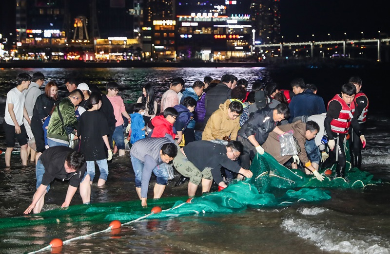 지난 2019년 부산광안리해수욕장 일원에서 열린 제19회 광안리어방축제를 찾은 관광객들이 야간행사로 펼쳐진 어방그물끌기 한마당을 즐기고 있는 모습.(ⓒ뉴스1, 무단 전재-재배포 금지)