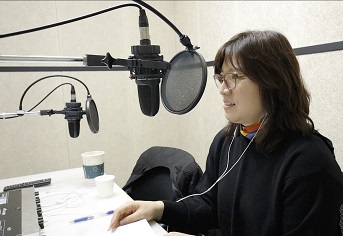 장미란 문체부 차관이 KTV 특집 다큐의 내레이션을 녹음하는 모습.(사진=문화체육관광부)