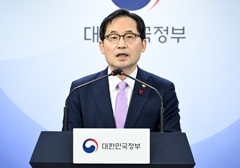 한기정 공정거래위원장이 19일 서울 종로구 정부서울청사에서 플랫폼의 독과점을 규제하는 ‘플랫폼 경쟁촉진법’ 제정 관련 브리핑을 하고 있다.(ⓒ뉴스1, 무단 전재-재배포 금지)