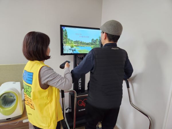 신원경로당에는 스마트경로당동행단이 있어서 어르신들이 스마트 기기를 원활히 사용할 수 있도록 안내하고 있다.