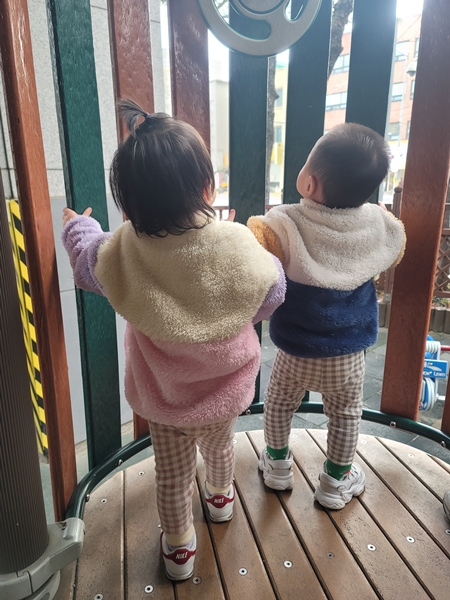 놀이터에서 시간을 보내고 있는 쌍둥이.