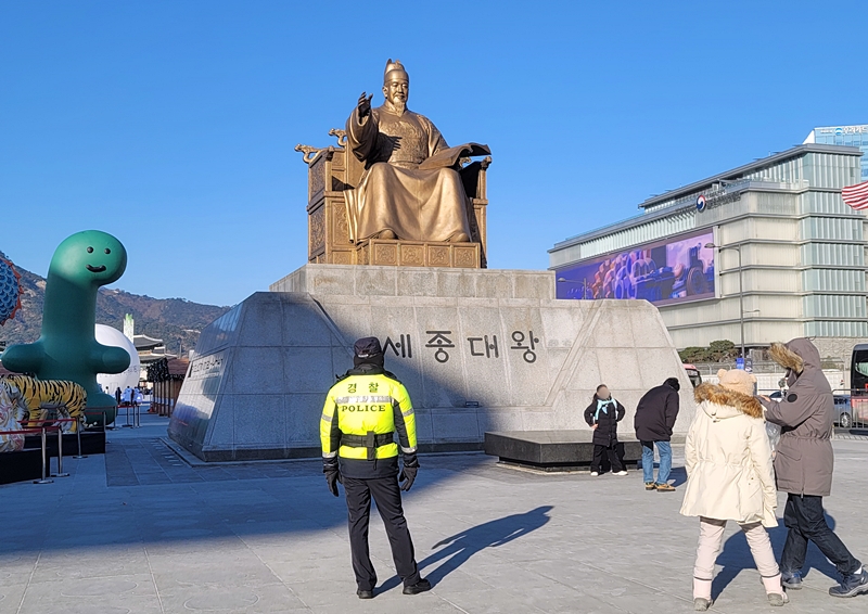 세종대왕 동상 앞을 지키는 경찰관을 만났다.