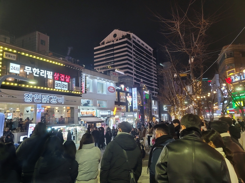 크리스마스와 연말연시를 맞아 홍대광장을 거니는 사람들.