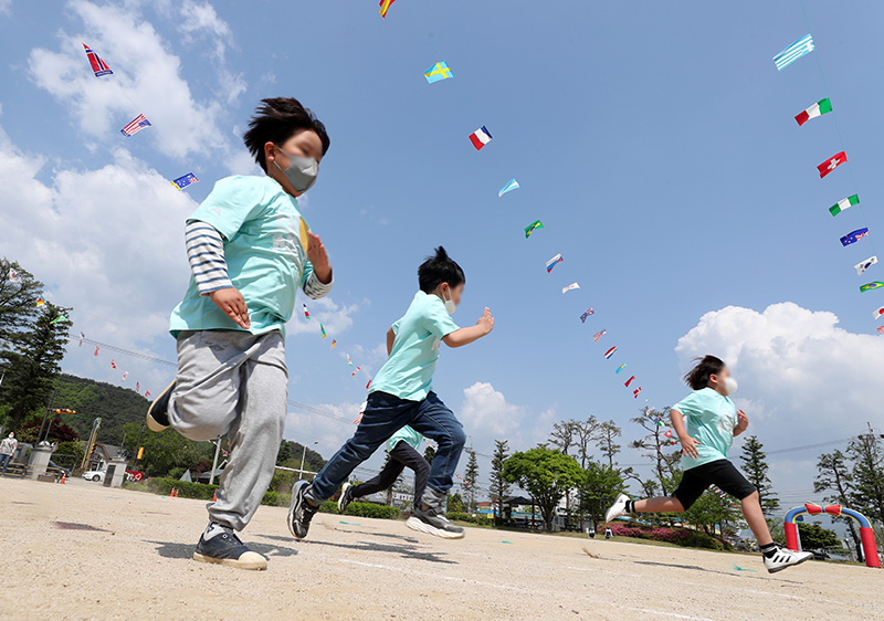 강원 춘천시 한 초등학교에서 어린이들이 체육활동을 하고 있다. (사진=저작권자(c) 연합뉴스, 무단 전재-재배포 금지)
