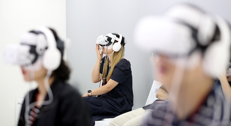 지난 6월 서울 강남구 코엑스에서 열린 2023 메타버스 엑스포를 찾은 관람객들이 메타버스 VR 체험을 하고 있다.(ⓒ뉴스1, 무단 전재-재배포 금지)