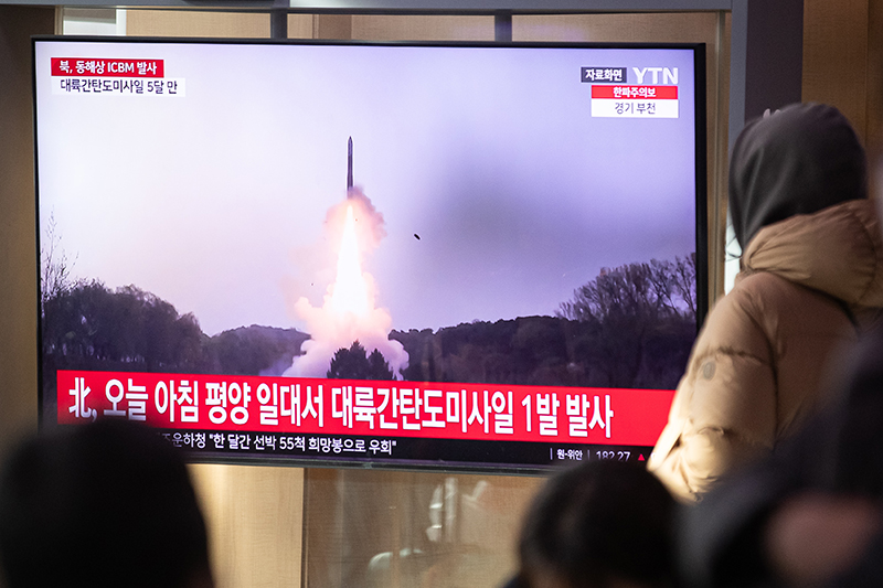 지난 18일 서울역에서 시민들이 북한의 대륙간탄도미사일(ICBM) 도발 관련 뉴스를 지켜보고 있다. (ⓒ뉴스1, 무단 전재-재배포 금지)