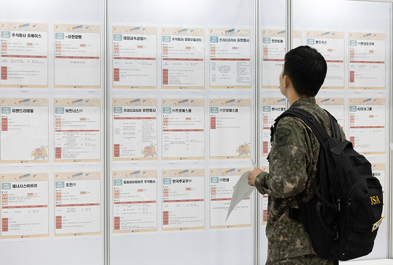 서울 서초구 aT센터에서 열린 2023 제대군인 취업 박람회를 찾은 전역 예정 장병들이 채용 공고 게시판을 확인하고 있다. (ⓒ뉴스1, 무단 전재-재배포 금지)
