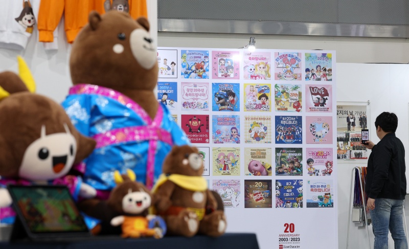 지난 10월 열린 아이러브캐릭터 라이선싱쇼에서 관람객들이 만화 관련 상품을 살펴보고 있다.(ⓒ뉴스1, 무단 전재-재배포 금지)