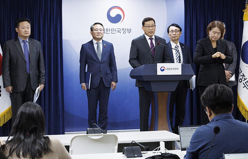 백종욱 국가정보원 3차장이 28일 오후 서울 종로구 정부서울청사에서 정부 합동 주요 전산 시스템 특별 점검 결과를 발표하고 있다. (사진=저작권자(c) 연합뉴스, 무단 전재-재배포 금지)