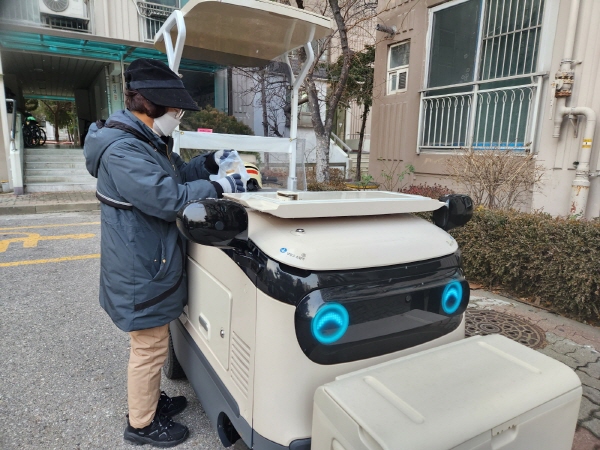 HY 프레시매니저가 1인 가구를 직접 대면하면서 건강음료를 전달하고 있다.